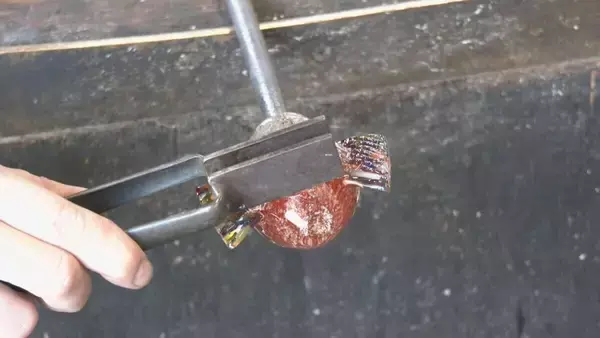 「再生ガラスで｢かぶと｣や｢こいのぼり｣ 端午の節句に向けて置物作り 丸みを帯びたかわいらしい形に 愛知･岡崎市」の画像