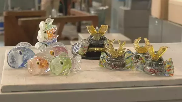 「再生ガラスで｢かぶと｣や｢こいのぼり｣ 端午の節句に向けて置物作り 丸みを帯びたかわいらしい形に 愛知･岡崎市」の画像