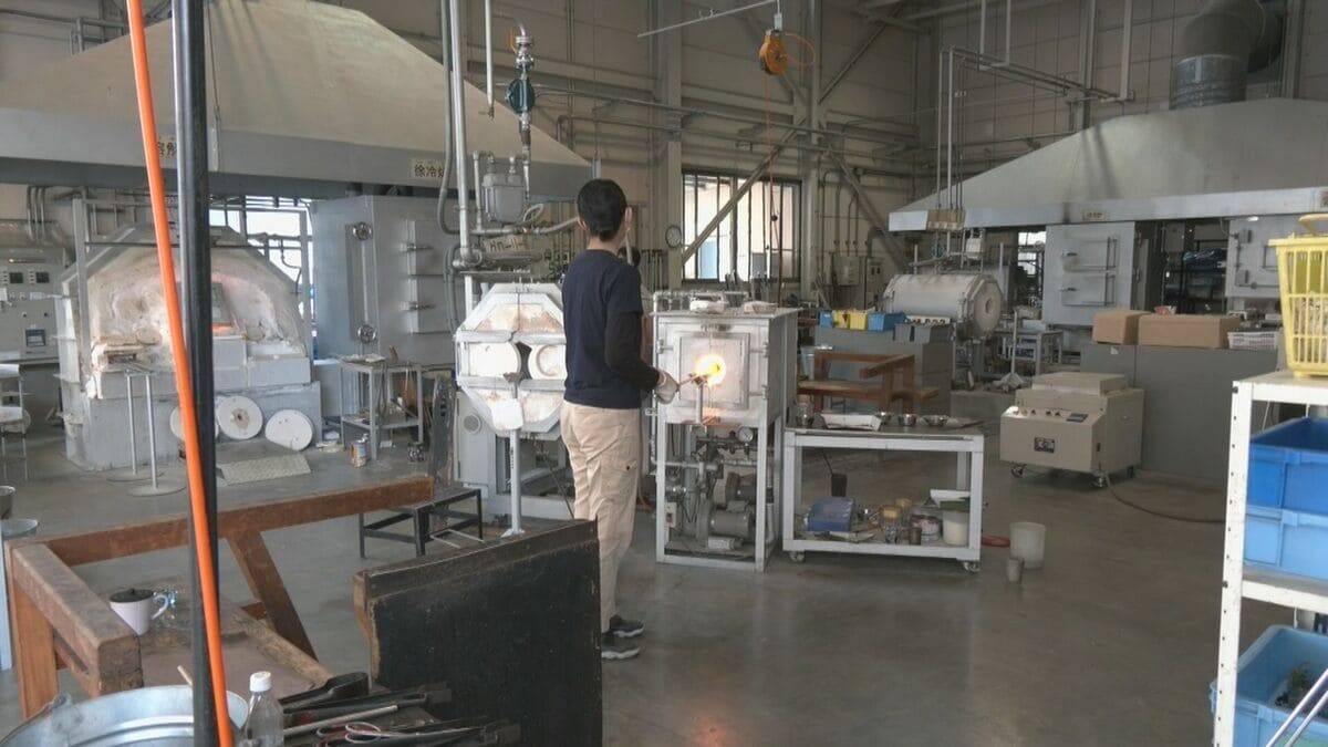 再生ガラスで｢かぶと｣や｢こいのぼり｣ 端午の節句に向けて置物作り 丸みを帯びたかわいらしい形に 愛知･岡崎市