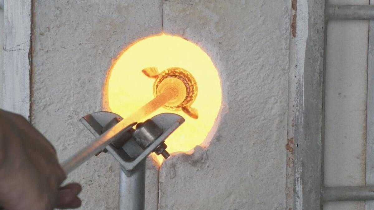 再生ガラスで｢かぶと｣や｢こいのぼり｣ 端午の節句に向けて置物作り 丸みを帯びたかわいらしい形に 愛知･岡崎市