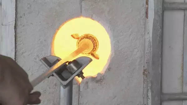 「再生ガラスで｢かぶと｣や｢こいのぼり｣ 端午の節句に向けて置物作り 丸みを帯びたかわいらしい形に 愛知･岡崎市」の画像