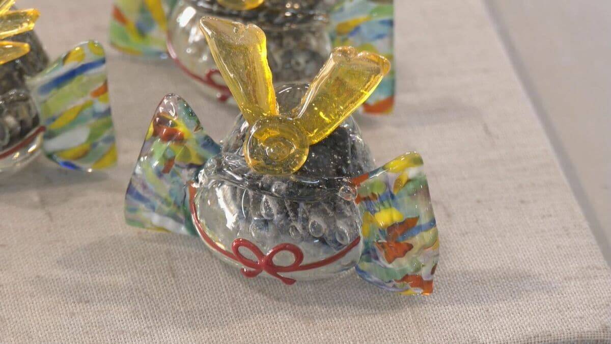 再生ガラスで｢かぶと｣や｢こいのぼり｣ 端午の節句に向けて置物作り 丸みを帯びたかわいらしい形に 愛知･岡崎市