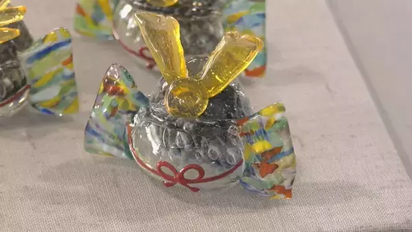 「再生ガラスで｢かぶと｣や｢こいのぼり｣ 端午の節句に向けて置物作り 丸みを帯びたかわいらしい形に 愛知･岡崎市」の画像