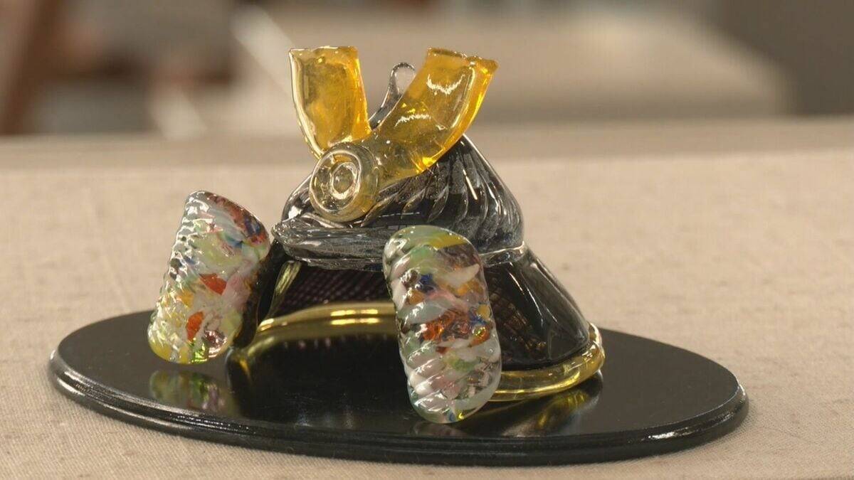 再生ガラスで｢かぶと｣や｢こいのぼり｣ 端午の節句に向けて置物作り 丸みを帯びたかわいらしい形に 愛知･岡崎市