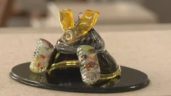 「再生ガラスで｢かぶと｣や｢こいのぼり｣ 端午の節句に向けて置物作り 丸みを帯びたかわいらしい形に 愛知･岡崎市」の画像