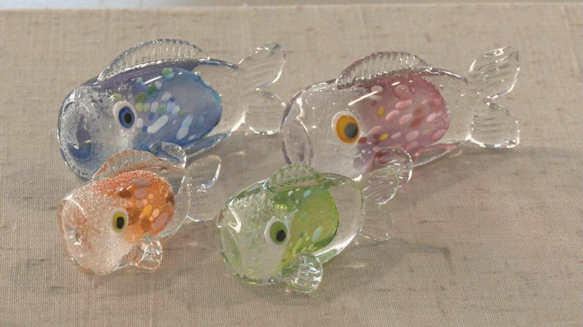 再生ガラスで｢かぶと｣や｢こいのぼり｣ 端午の節句に向けて置物作り 丸みを帯びたかわいらしい形に 愛知･岡崎市
