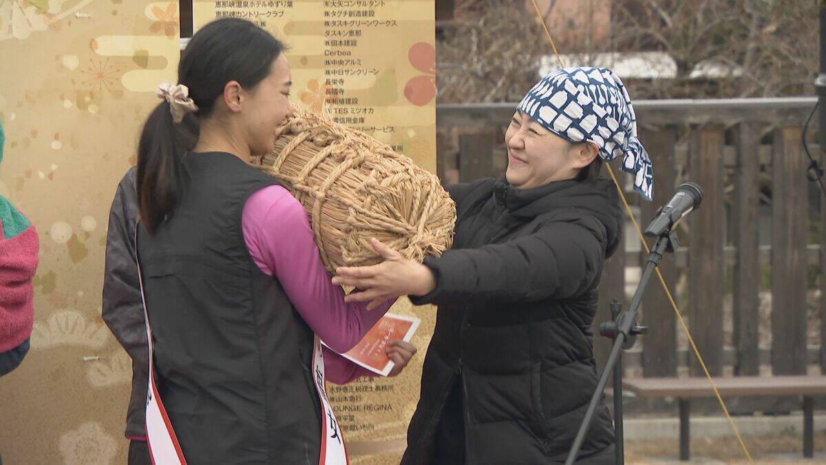 初代“最強の福女”は誰に？岐阜･恵那市で｢福女チャレンジ｣ ゴールの神社を目指し111人が全力疾走 きっかけは“福男選び”… 街おこしに期待込め