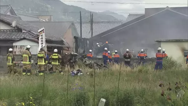 19歳と53歳の女性2人が不明 三重・亀山市で住宅2棟が焼ける火事 「2階建て建物が燃えている」
