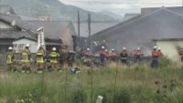 19歳と53歳の女性2人が不明 三重・亀山市で住宅2棟が焼ける火事 「2階建て建物が燃えている」