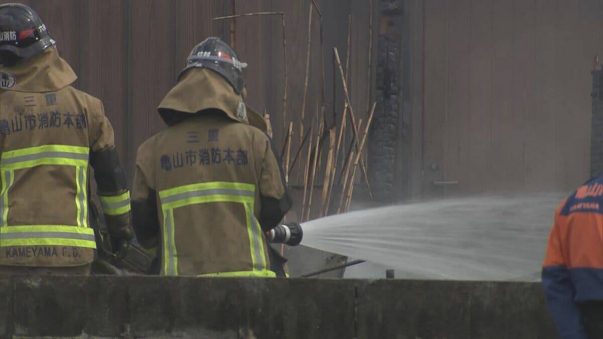19歳と53歳の女性2人が不明 三重・亀山市で住宅2棟が焼ける火事 「2階建て建物が燃えている」