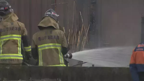 「19歳と53歳の女性2人が不明 三重・亀山市で住宅2棟が焼ける火事 「2階建て建物が燃えている」」の画像