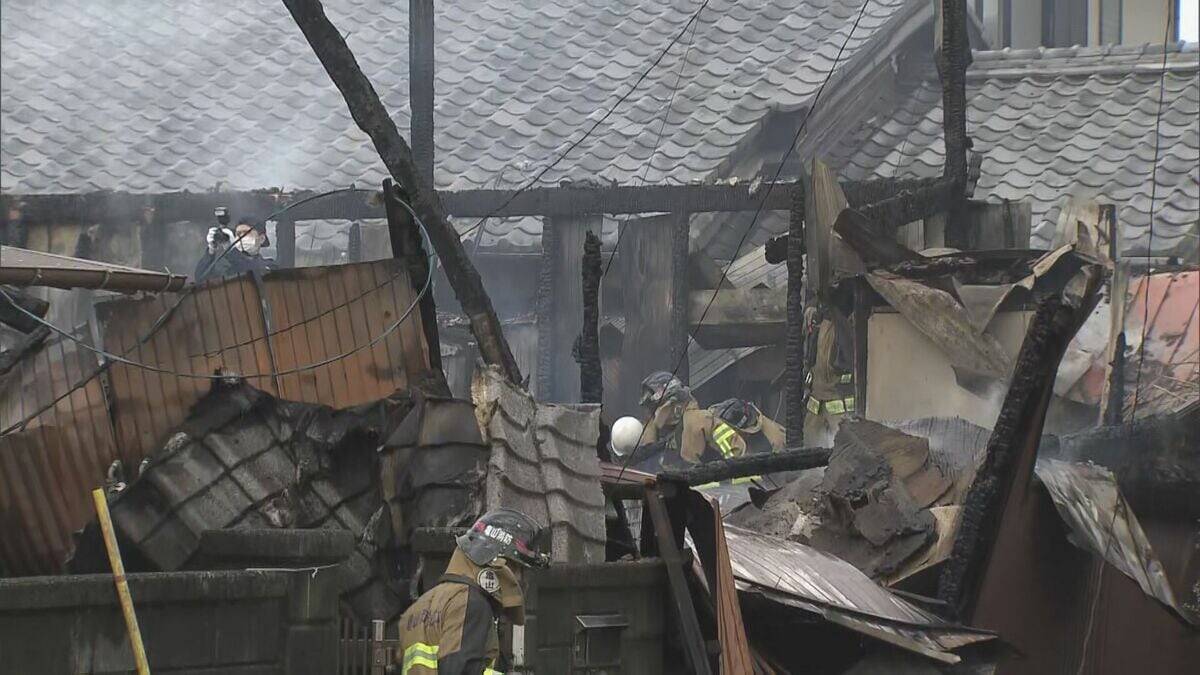 19歳と53歳の女性2人が不明 三重・亀山市で住宅2棟が焼ける火事 「2階建て建物が燃えている」
