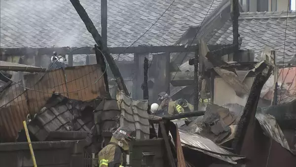 「19歳と53歳の女性2人が不明 三重・亀山市で住宅2棟が焼ける火事 「2階建て建物が燃えている」」の画像