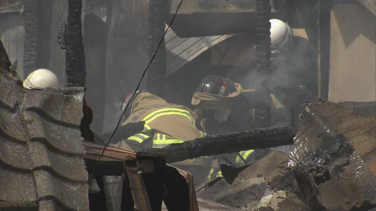 19歳と53歳の女性2人が不明 三重・亀山市で住宅2棟が焼ける火事 「2階建て建物が燃えている」