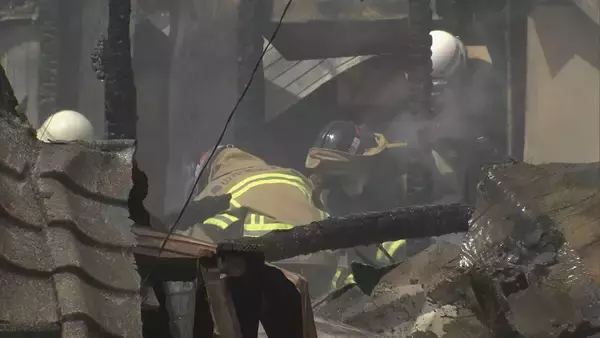 「19歳と53歳の女性2人が不明 三重・亀山市で住宅2棟が焼ける火事 「2階建て建物が燃えている」」の画像