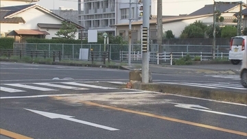 交差点を右折しようとした車と直進の車が衝突 右折車の46歳男性が死亡 直進車の21歳男を現行犯逮捕 男は法定速度を超過か 三重・津市の国道165号