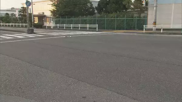 「交差点を右折しようとした車と直進の車が衝突 右折車の46歳男性が死亡 直進車の21歳男を現行犯逮捕 男は法定速度を超過か 三重・津市の国道165号」の画像