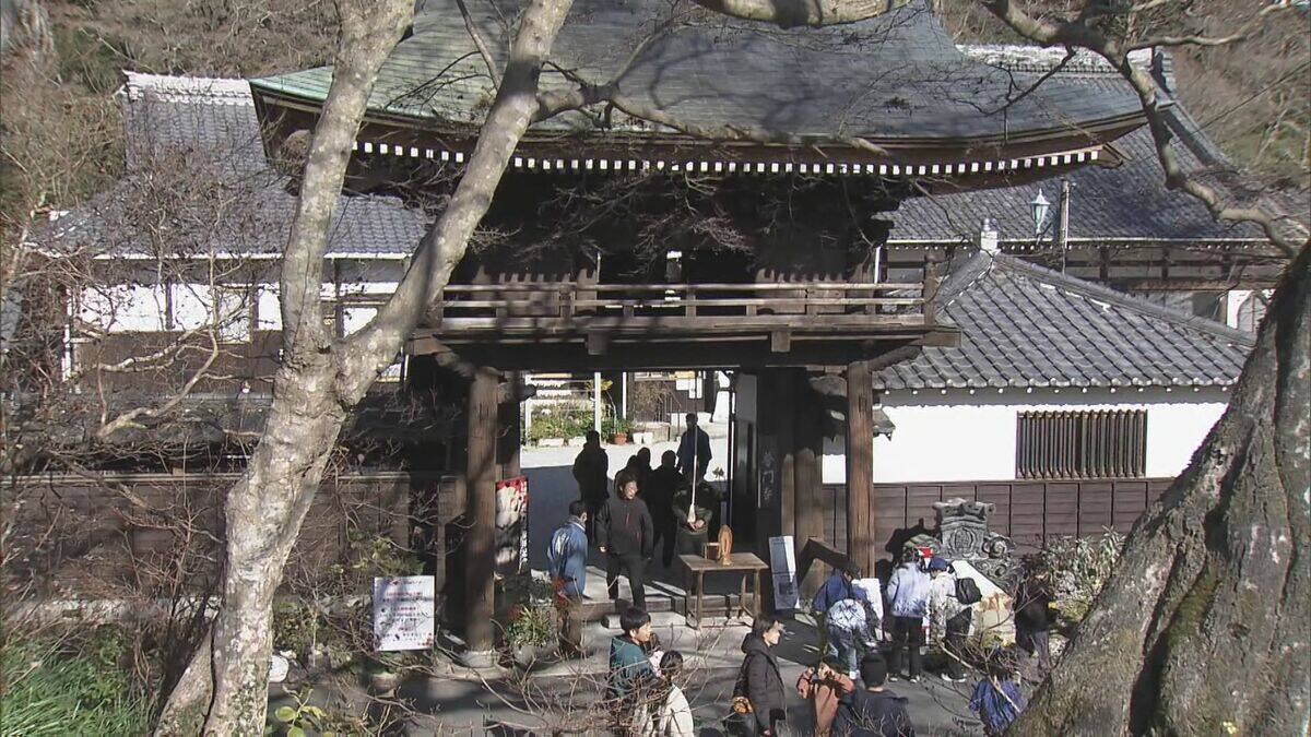 12時間早く“除夜の鐘”を…明るいうちに参道通って「おおみそかの鐘」をつきました 愛知・豊橋市の普門寺