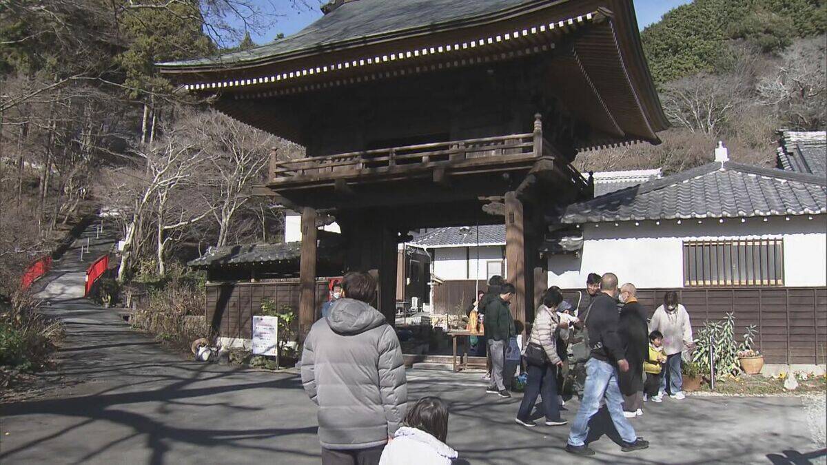 12時間早く“除夜の鐘”を…明るいうちに参道通って「おおみそかの鐘」をつきました 愛知・豊橋市の普門寺