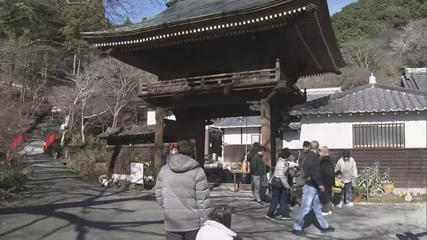 「12時間早く“除夜の鐘”を…明るいうちに参道通って「おおみそかの鐘」をつきました 愛知・豊橋市の普門寺」の画像