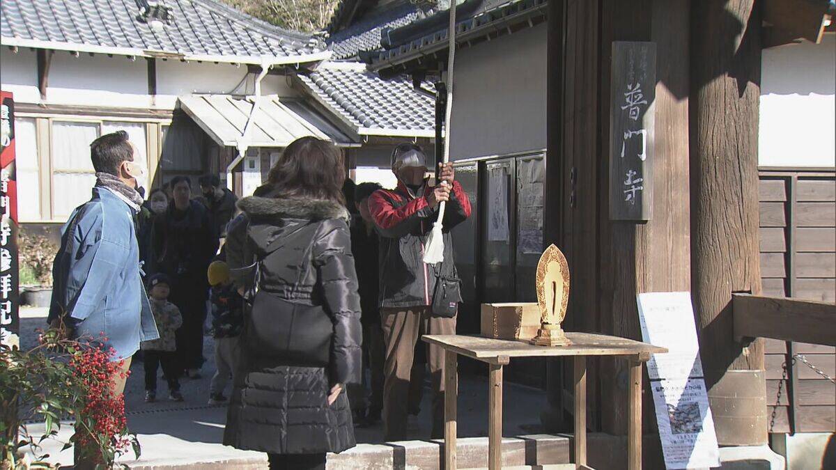12時間早く“除夜の鐘”を…明るいうちに参道通って「おおみそかの鐘」をつきました 愛知・豊橋市の普門寺