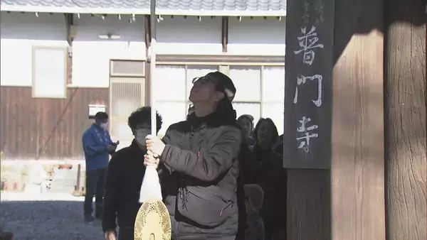「12時間早く“除夜の鐘”を…明るいうちに参道通って「おおみそかの鐘」をつきました 愛知・豊橋市の普門寺」の画像