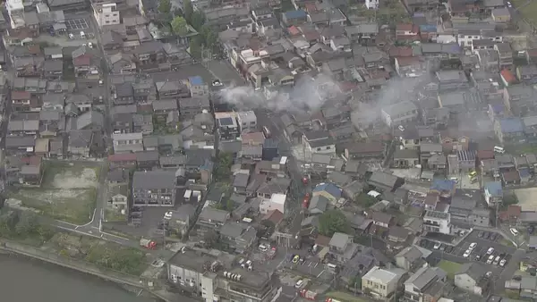 「「仏壇から火が出た」との119番通報 住宅密集地で火事 90代男性と80代女性ら4人搬送 命に別状なし 名古屋・中川区」の画像