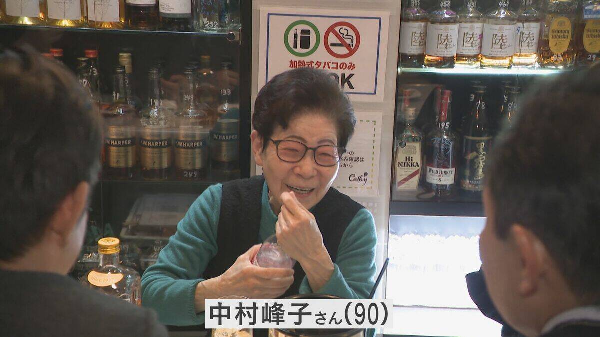 90歳で現役のスナックママ ｢名古屋大空襲はすごくきれいに見えた｣ 娘が1歳の時に離婚 “シングルマザー”という言葉すらない時代に1人で店を経営 激闘の人生と戦後80年