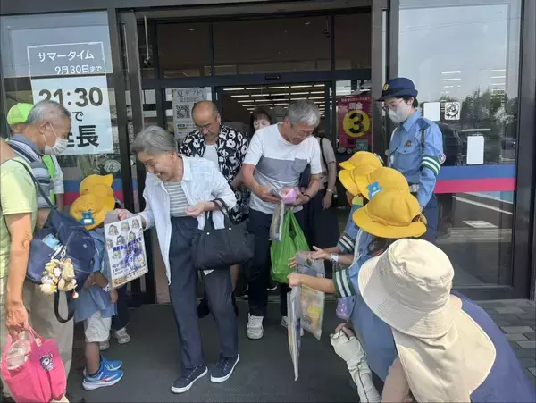 「交通ルールに気をつけて」子ども警察官がスーパーで“ドーナツ”配って交通事故“ゼロ”を呼びかけ　中部保育園の園児約20人が参加　愛知・岩倉市