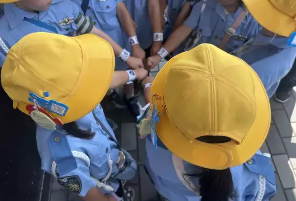 「「交通ルールに気をつけて」子ども警察官がスーパーで“ドーナツ”配って交通事故“ゼロ”を呼びかけ　中部保育園の園児約20人が参加　愛知・岩倉市」の画像