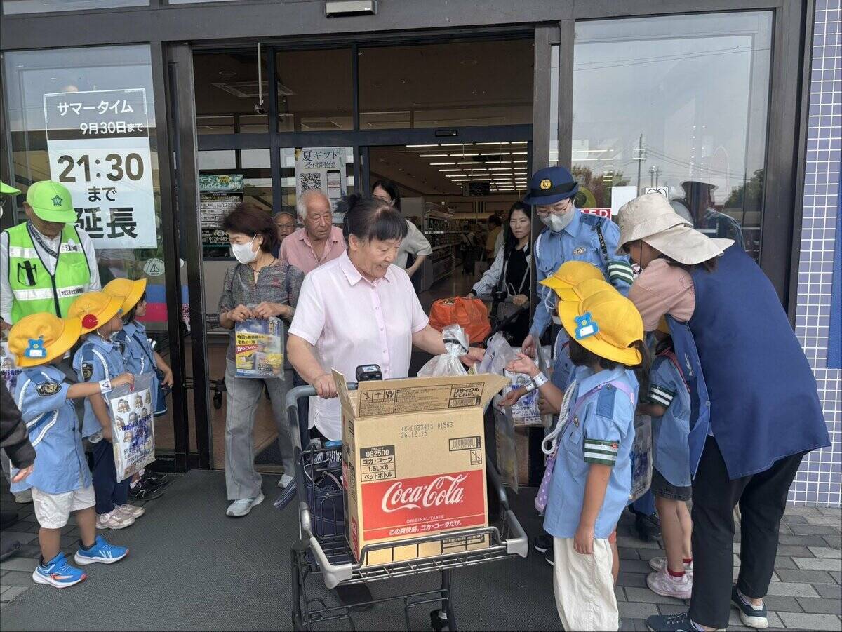 「交通ルールに気をつけて」子ども警察官がスーパーで“ドーナツ”配って交通事故“ゼロ”を呼びかけ　中部保育園の園児約20人が参加　愛知・岩倉市