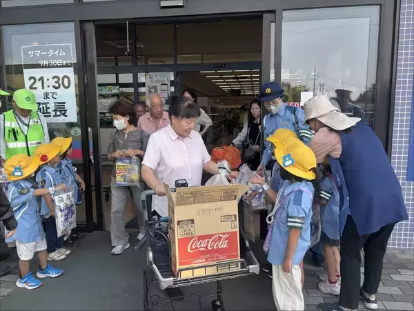 「「交通ルールに気をつけて」子ども警察官がスーパーで“ドーナツ”配って交通事故“ゼロ”を呼びかけ　中部保育園の園児約20人が参加　愛知・岩倉市」の画像