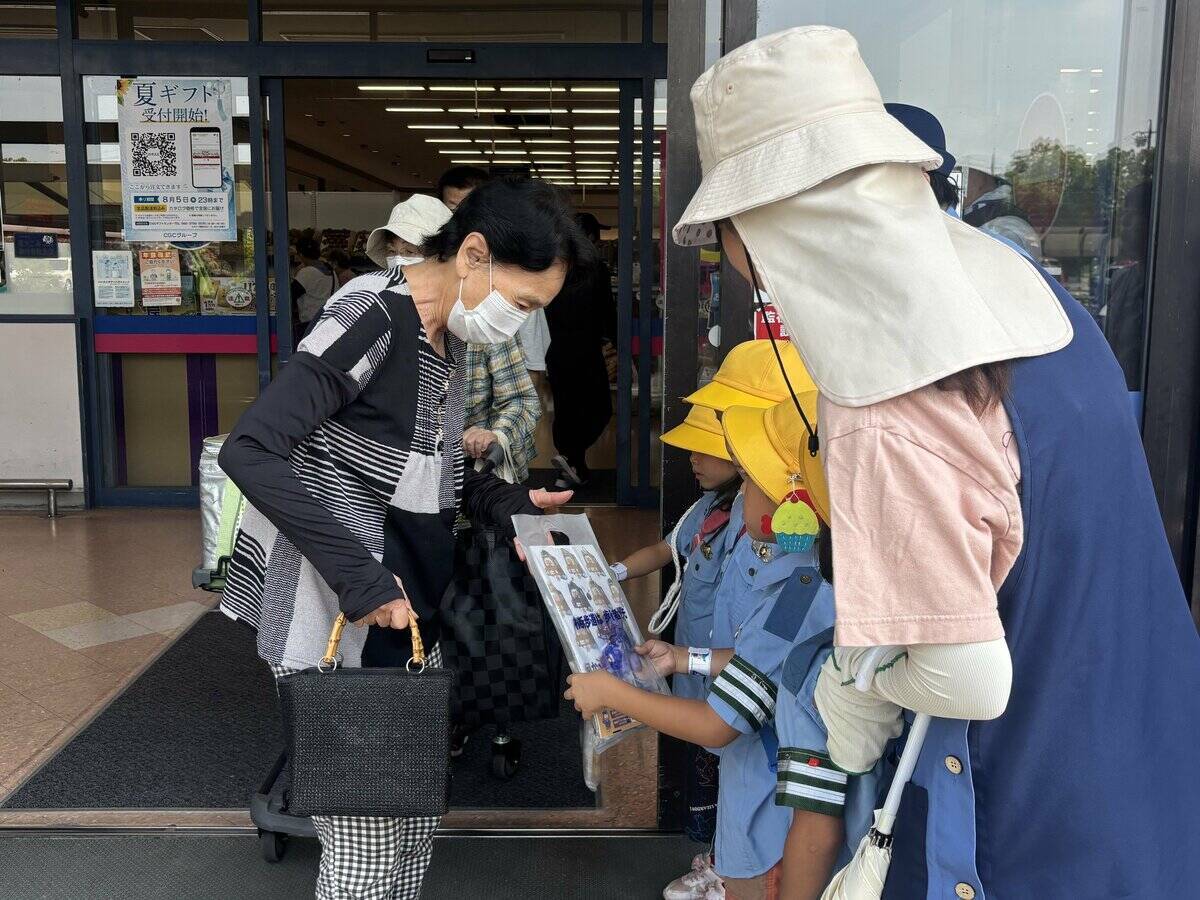 「交通ルールに気をつけて」子ども警察官がスーパーで“ドーナツ”配って交通事故“ゼロ”を呼びかけ　中部保育園の園児約20人が参加　愛知・岩倉市