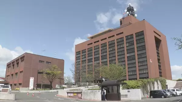 兄と男子トイレにいた4歳男児を個室に… 尻を触った疑いで無職の23歳男を逮捕 母･兄と商業施設で買い物中 三重