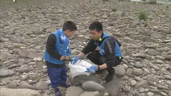長良川の豊かな自然を残すため市民らが清掃活動 きれいな河川敷に笑顔の子どもたち 約2万5千匹のアユの稚魚を放流 岐阜市