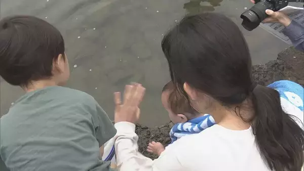 「長良川の豊かな自然を残すため市民らが清掃活動 きれいな河川敷に笑顔の子どもたち 約2万5千匹のアユの稚魚を放流 岐阜市」の画像