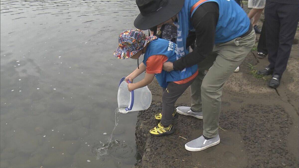 長良川の豊かな自然を残すため市民らが清掃活動 きれいな河川敷に笑顔の子どもたち 約2万5千匹のアユの稚魚を放流 岐阜市