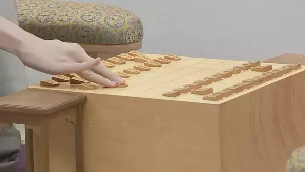 「｢棋聖戦｣第2局始まる 第1局は藤井聡太六冠(23)が勝利 挑戦者はタイトル戦初出場の服部慎一郎七段(26)  19日午後決着の見込み 栃木･日光市」の画像