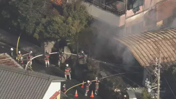 「3連休初日の朝に住宅で火事 住人の男女3人が病院に搬送 命に別状なし 愛知･瀬戸市の住宅街」の画像