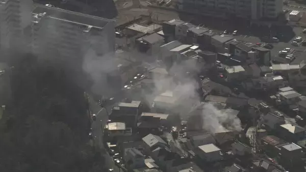 「3連休初日の朝に住宅で火事 住人の男女3人が病院に搬送 命に別状なし 愛知･瀬戸市の住宅街」の画像