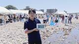 「岐阜･長良川で｢水切り大会｣ “真夏日”のなか真剣勝負 全国から131人参加 気に入った石を投げ…最高成績は｢名人の部｣で出た16回！」の画像1