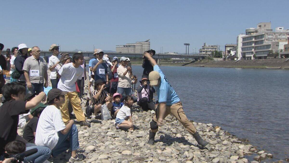 岐阜･長良川で｢水切り大会｣ “真夏日”のなか真剣勝負 全国から131人参加 気に入った石を投げ…最高成績は｢名人の部｣で出た16回！