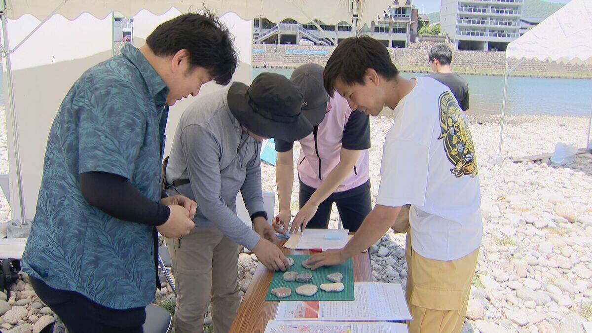 岐阜･長良川で｢水切り大会｣ “真夏日”のなか真剣勝負 全国から131人参加 気に入った石を投げ…最高成績は｢名人の部｣で出た16回！