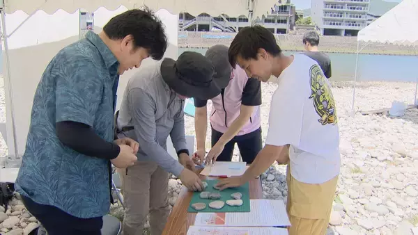 「岐阜･長良川で｢水切り大会｣ “真夏日”のなか真剣勝負 全国から131人参加 気に入った石を投げ…最高成績は｢名人の部｣で出た16回！」の画像