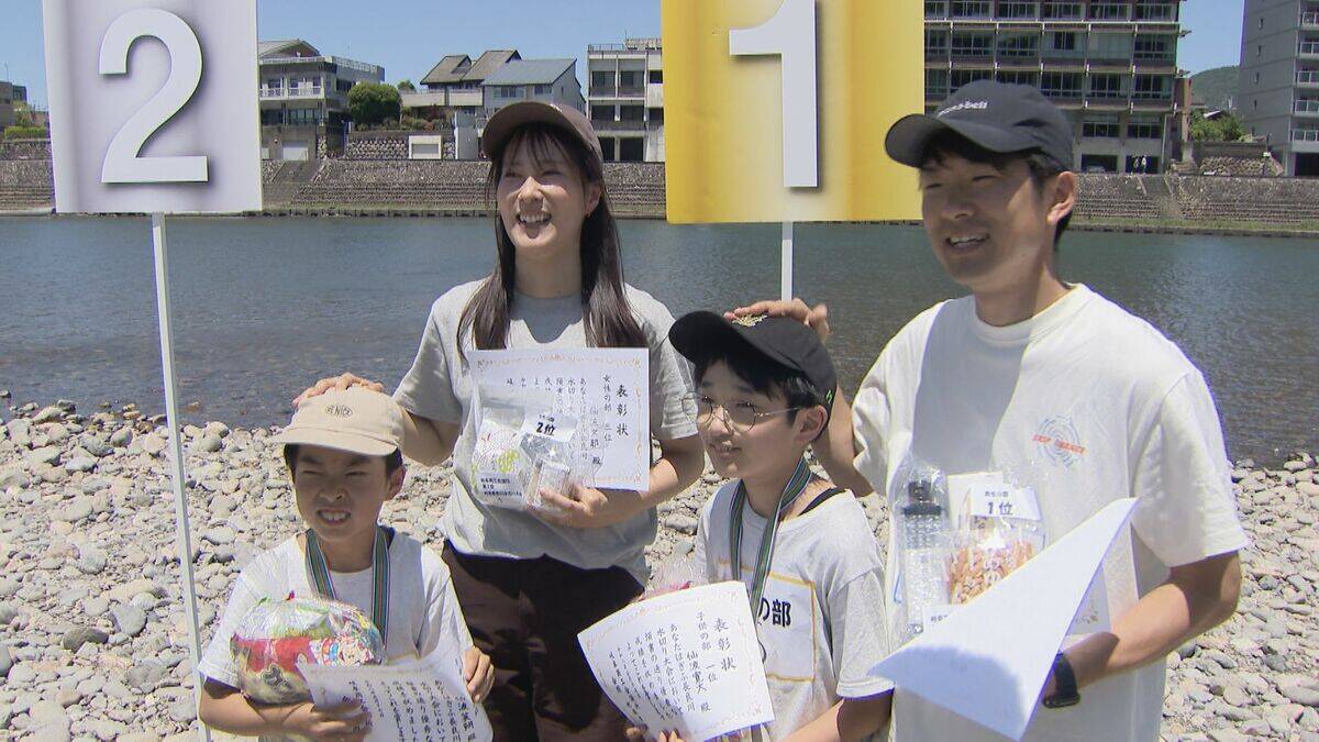 岐阜･長良川で｢水切り大会｣ “真夏日”のなか真剣勝負 全国から131人参加 気に入った石を投げ…最高成績は｢名人の部｣で出た16回！