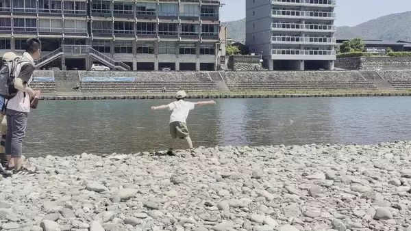 「岐阜･長良川で｢水切り大会｣ “真夏日”のなか真剣勝負 全国から131人参加 気に入った石を投げ…最高成績は｢名人の部｣で出た16回！」の画像