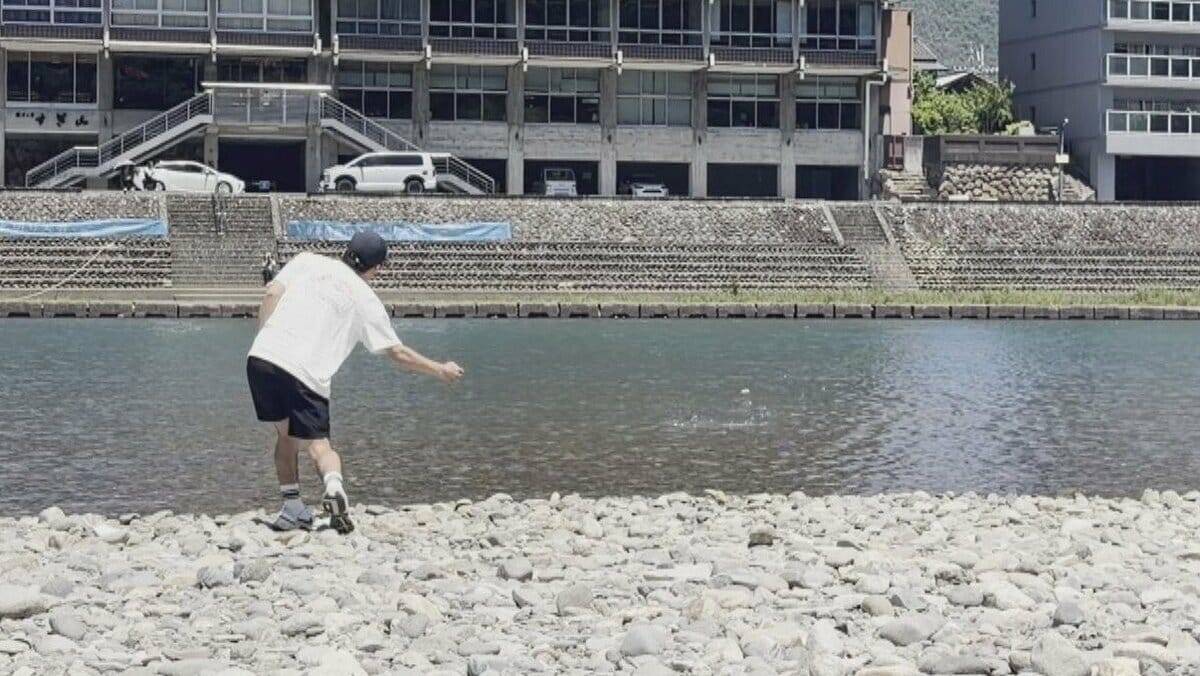 岐阜･長良川で｢水切り大会｣ “真夏日”のなか真剣勝負 全国から131人参加 気に入った石を投げ…最高成績は｢名人の部｣で出た16回！