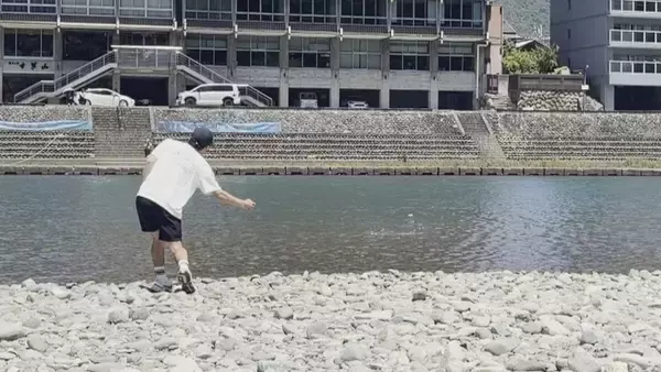 「岐阜･長良川で｢水切り大会｣ “真夏日”のなか真剣勝負 全国から131人参加 気に入った石を投げ…最高成績は｢名人の部｣で出た16回！」の画像
