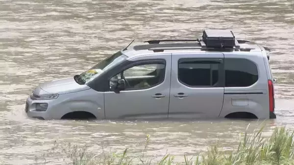 岐阜で大雨　土砂災害に注意　美濃市の長良川の河川敷で乗用車２台水没　