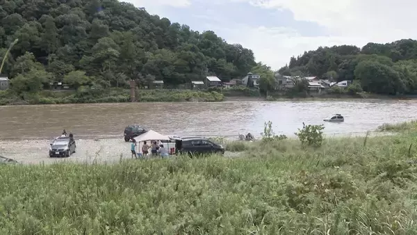 「岐阜で大雨　土砂災害に注意　美濃市の長良川の河川敷で乗用車２台水没　」の画像